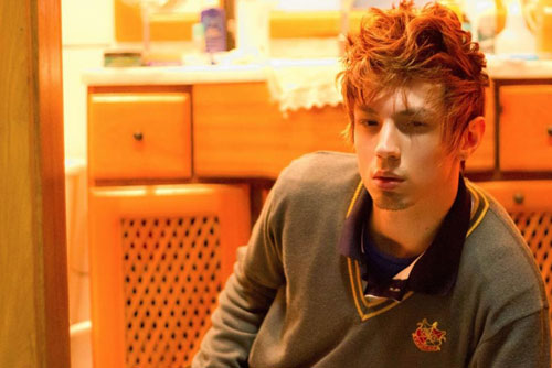 25岁男子整形10次变单眼皮