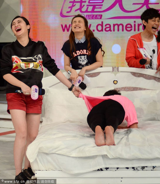 《我是大美人》录制 女主持温雅示范床上运动