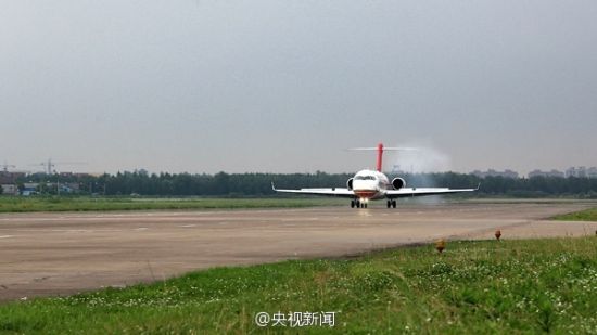 首飞】昨天,arj21-700飞机"105架机"在上海大场机场成功完成首次飞行