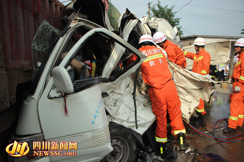 自贡市沿滩区王井镇省道305线十九中发生严重交通事故四人亡