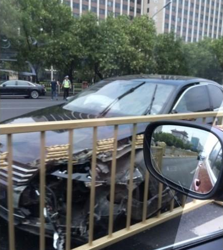 长安街：轿车撞上金色护栏 车头被削碎护栏无损