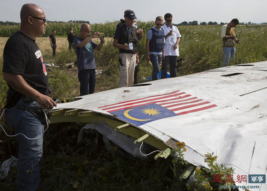 再看马航mh17残骸:机身布满弹孔 形似马蜂窝