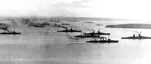 1918年11月28日，抵达苏格兰斯卡帕湾拘禁地，由协约国海军看押的德国公海舰队主力。这支“囚犯舰队”包含10艘无畏舰．5艘战列巡洋舰、8艘轻巡洋舰和50艘驱逐舰，差不多是“风险舰队”的全部家当。（凤凰军事）