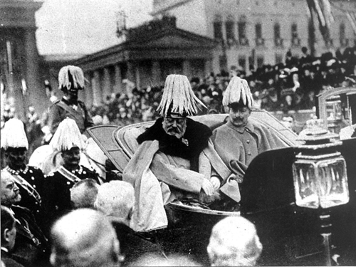 1909年，英皇爱德华七世访问柏林，与外甥威廉二世同乘马车前往皇宫。这对亲戚之间的关系并不友好，威廉二世经常称爱德华为“老恶棍”。造成这种现象的一个心理动因在于威廉二世对作为全球帝国的不列颠及其支柱——“大海军”既畏惧又嫉妒，他和提尔皮茨都有相当程度的“恐英症”(Anglophobia)。（凤凰军事）
