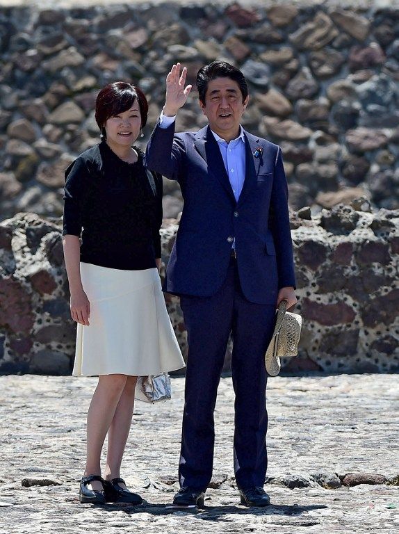 安倍妻子为墨西哥总统夫妇拍照 日本首相安倍晋三偕妻子安倍昭惠参观