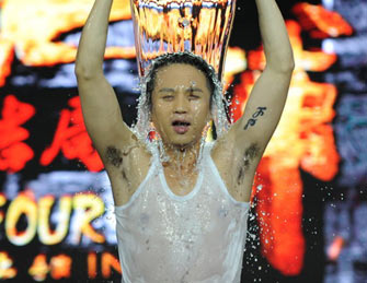 邓超自举水桶浇湿全身