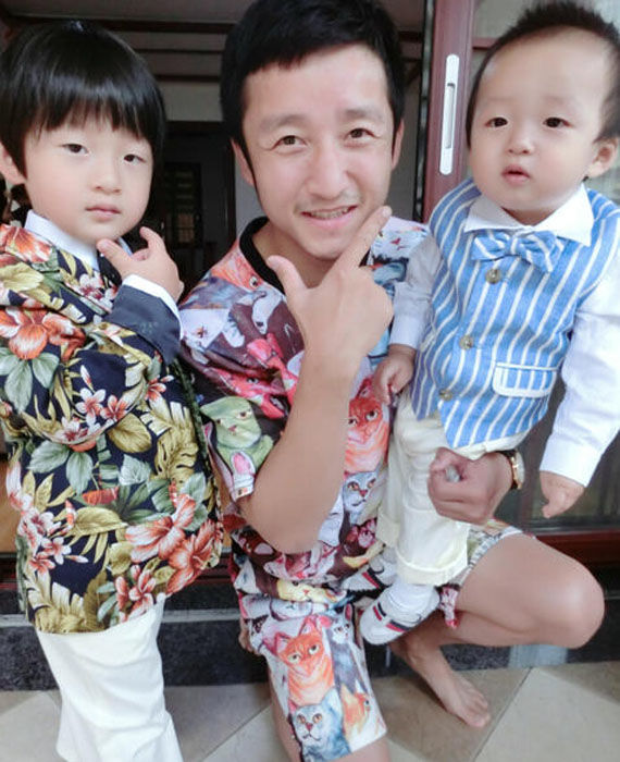 邹市明小儿子满周岁 全家盛装办派对 邹市明怀抱俩儿子.