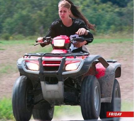 小贾斯汀开车载女友兜风撞狗仔 被警方当场逮