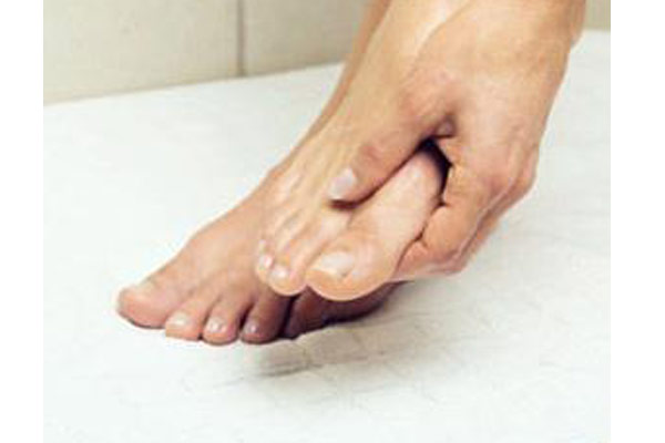 改善双脚容易冰冷的问题,首先在脚背的脚趾之间,根部凹陷的位置,用指