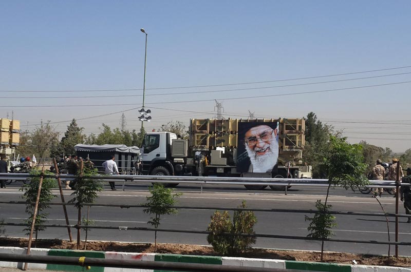 伊朗举行大阅兵 最新防空导弹酷似美国爱国者