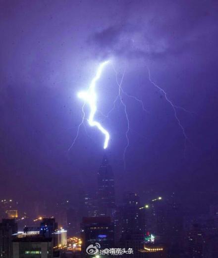 南京大雨闪电下冰雹(图)-中国学网-中国综合信息门户网站