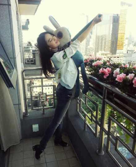 神仙姐姐刘亦菲抱着兔子跳舞 秀大长腿(图)|刘亦菲