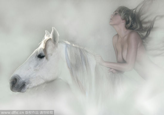 三大职业女人易出轨究竟图啥?(图) 都说男人出轨是肉体上的,女人出轨是精神上的,有时候在某些职业与场合会加大女人出轨的机率,以下几种职业便是高危职业。 职业一演艺 这个职业与女性而言可以是最光鲜最亮丽的一个选择,既可以避免做铁娘子当女强人的压力和辛苦,又可以收获胜过女强人的利益。 但是多年来,这个行业又被称为是对于女性水最深的行业,水深之处超乎想象,甚至有人调侃说,你能想到的事情在这里会发生,而你想不到的在这里也会发生。这是一个危险而又刺激的舞台,有着永远都不可能被曝光的潜规则。 有人说,女人出轨只与品