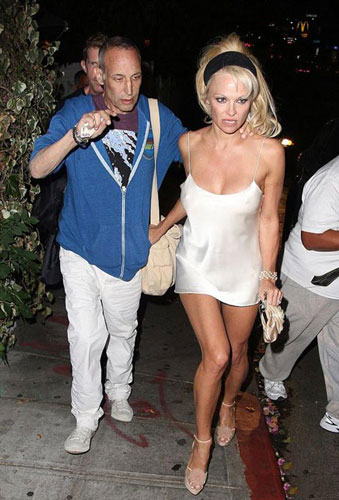 47岁花花公子女郎帕米拉真空出街遭偷拍(图)|花花公子|模特_凤凰娱乐