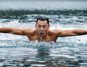 《两天一夜》开播 张丰毅“裸泳”