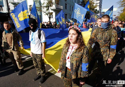 乌克兰新纳粹大游行要为二战纳粹翻案,引发暴乱(凤凰军事)