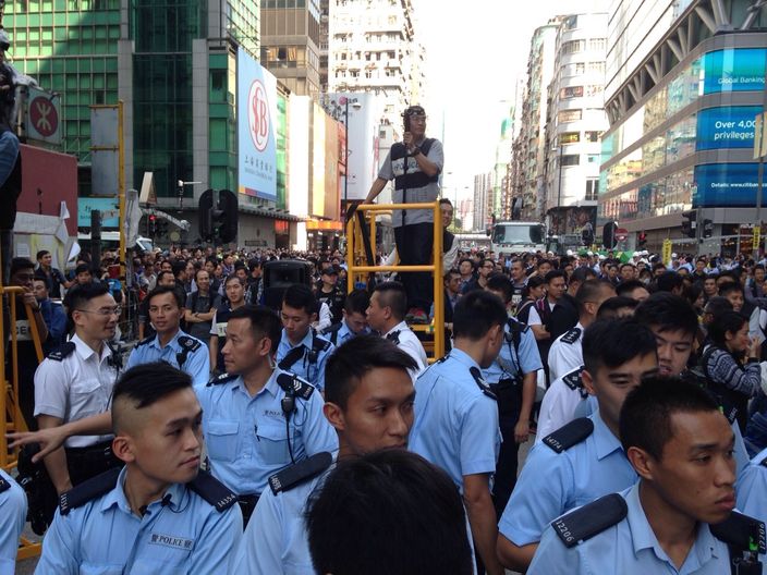 过百名便衣警员筑起人墙,不断向砵兰街方向推进,而大批军装警员亦加入