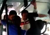 现场：姐妹俩公交遭三男猥亵 解皮带对其猛抽