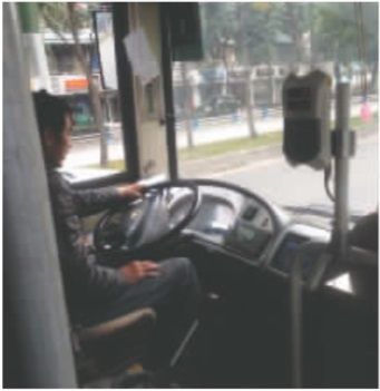 成都：公交车司机行车中用手机看电视剧(图)