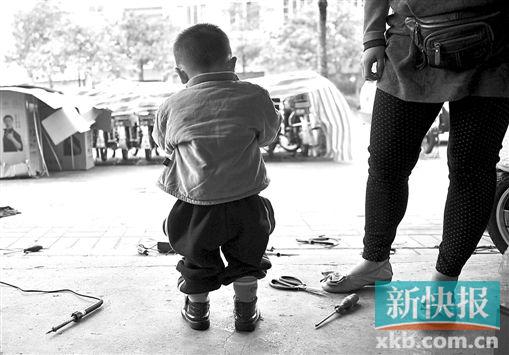 广州：光脚男子当街抢走1岁男童 距孩子母亲1米(图)