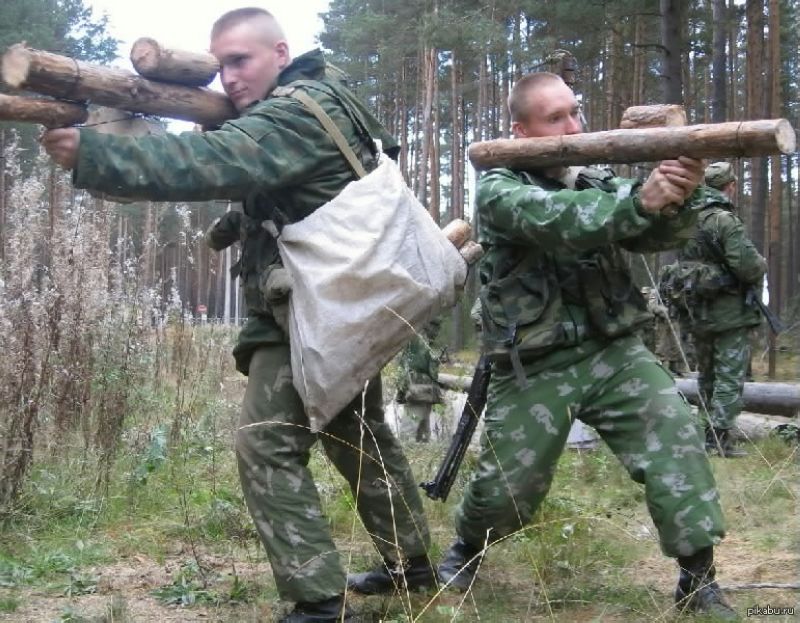 俄军士兵自制武器吓傻敌三秒:木枪木炮很雷人