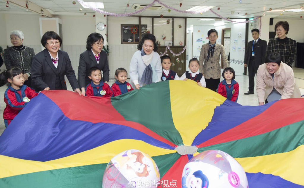 彭丽媛参观澳门幼儿园 和孩子们一起 找朋友