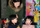 李英爱带龙凤胎露面 女儿样貌像极自己