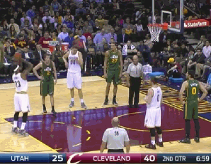 囧!詹姆斯竟然也罚出三不沾 与队友击掌羞愧捂脸|图