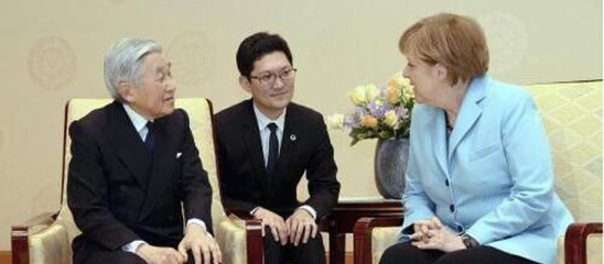 日本天皇会见默克尔 讨论二战后和平问题