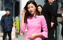  高颜值！全智贤穿粉裙美艳