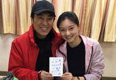  65岁张艺谋搂娇妻庆生 
