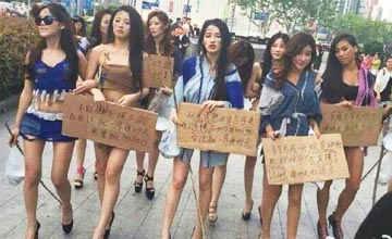  上海车展取消车模 嫩模扮乞丐乞讨抗议