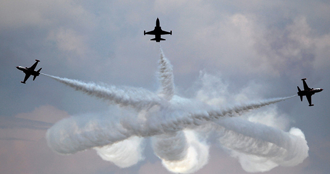 罗马尼亚布加勒斯特国际航展举行 特技飞行队炫技