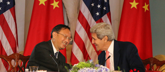 杨洁篪与美国国务卿克里握手交谈