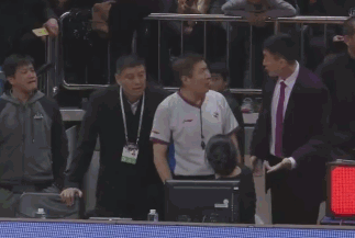 火爆!杜锋对喷裁判致比赛中断 球迷大喊"傻x"(gif)