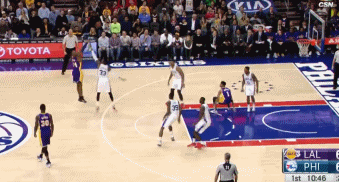 在2002年的全明星赛中,迎接科比的是全场嘘声,但是这一次球迷们都高居