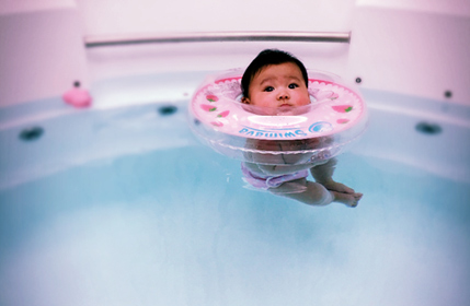 	
萌化了！贾静雯女儿首次游泳 身子肉嘟嘟