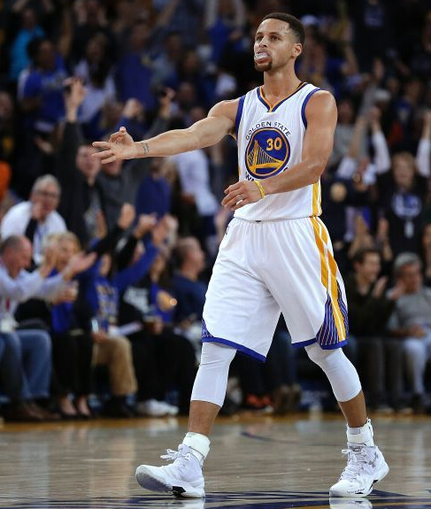 库里三分雨再现巅峰状态助球队逆转取胜