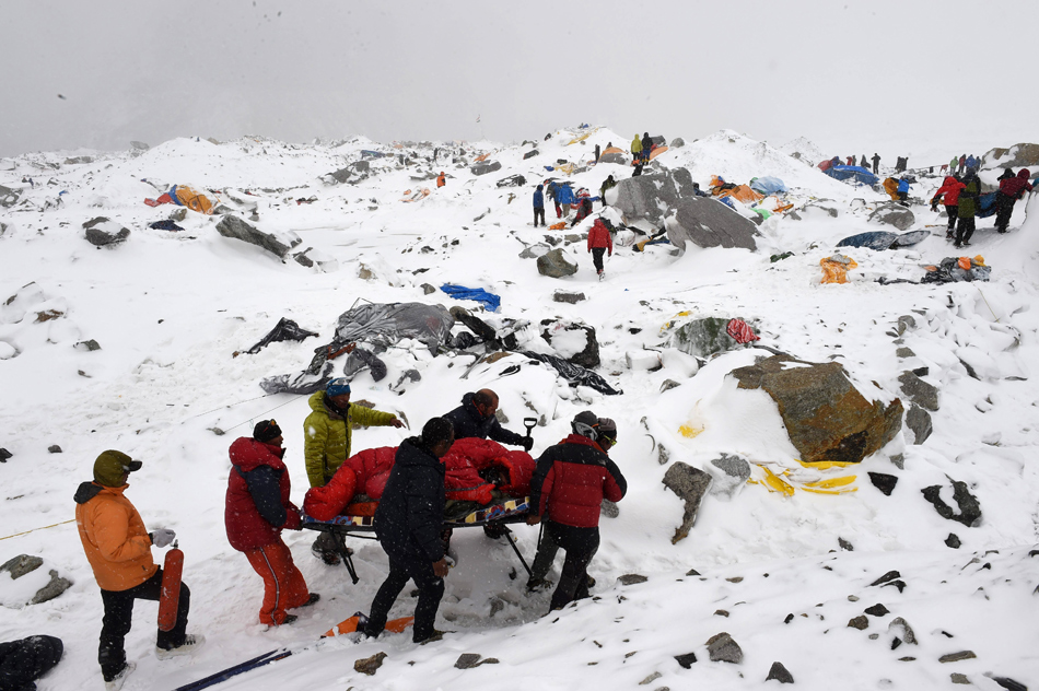 4月25日，尼泊尔强震引发珠穆朗玛峰雪崩，部分基地大本营被埋。救援队紧急救援。