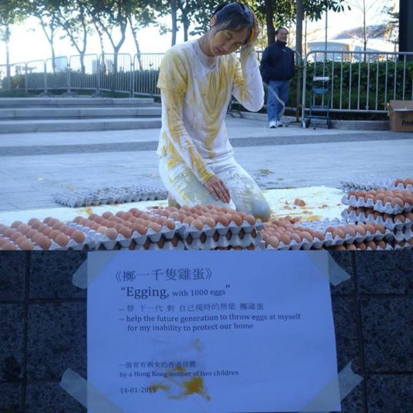 香港反对派向梁振英扔鸡蛋未果 女子千只鸡蛋砸自己