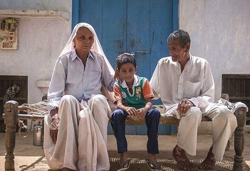 印度70老太人工受孕后剖腹产生龙凤胎