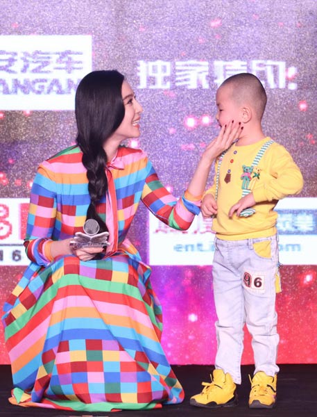 《出彩》小童星将登春晚 范冰冰母爱泛滥捏脸萌娃_凤凰娱乐