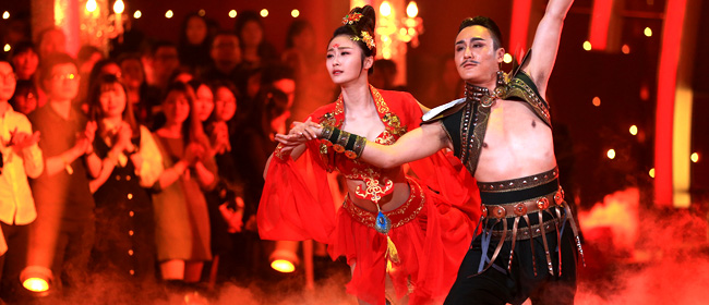  陈冰《与星共舞》穿“肚兜”上阵 翩翩起舞表情投入   