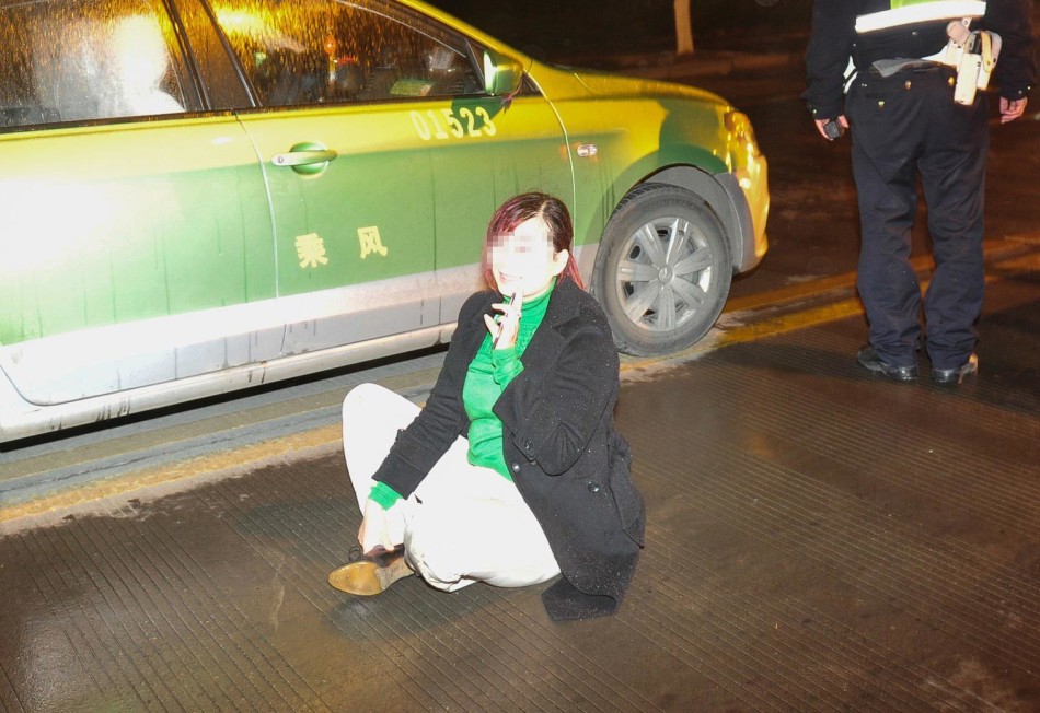 成都宝马<em>女司机</em>疑酒驾 脚踹<em>交警</em>下体 - 4G视界