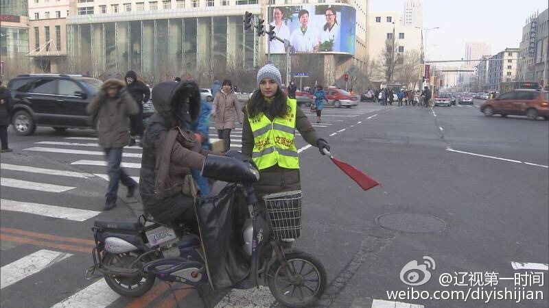 俄罗斯美女沈阳街头当协勤 - 4G视界