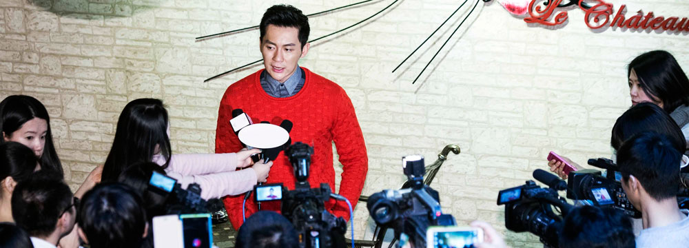 李晨穿喜庆红衣亮相 被追问与范爷婚期避而不答