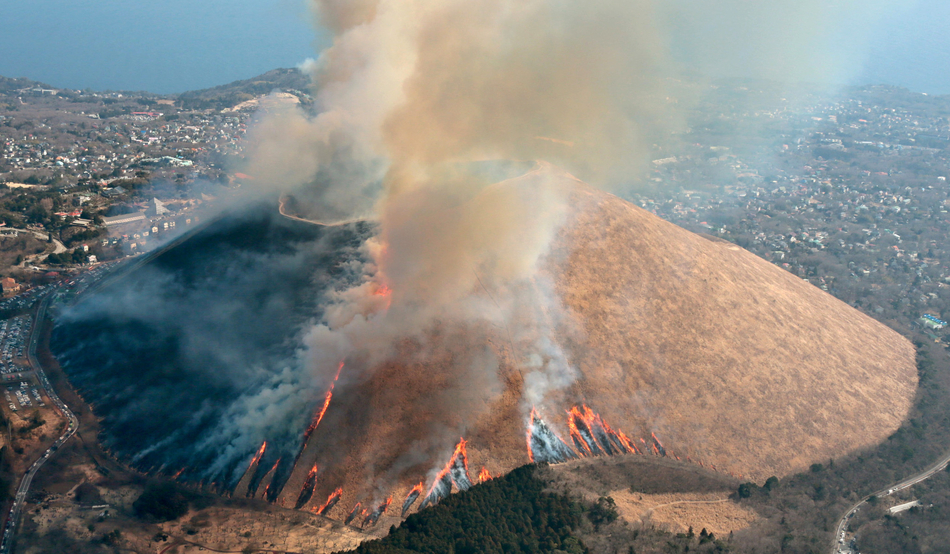 日本大室火山举行烧山活动 滚滚浓烟蔚为壮观 _科技频道_凤凰网