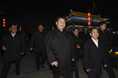 习近平夜游西安古城墙