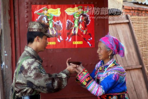 云南彝乡现解放军“门神画”_资讯频道_凤凰网
