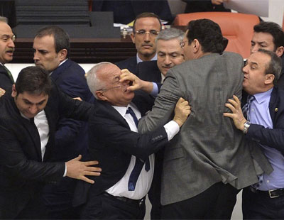 实拍土耳其议会现全场群殴